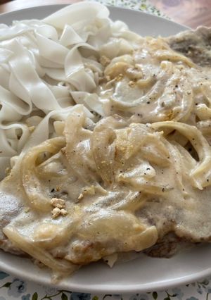 Una foto de Filetes de seitán en salsa de cebolla y bebida de Almendras