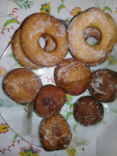 Una foto de Rosquitas y bolitas de frailes rellenas de dulce de leche!!!