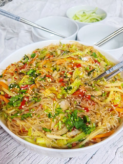 Una foto de Noodles de arroz con salsa china de chili
