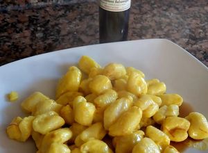 Una foto de ÑOQUIS, con salsa de azafrán y aceto balsámico de Modenna