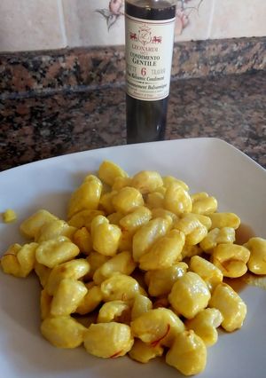 Una foto de ÑOQUIS, con salsa de azafrán y aceto balsámico de Modenna