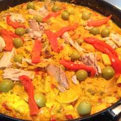Una foto de Paella con pollo y rape