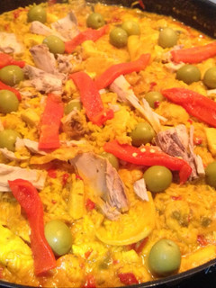 Una foto de Paella con pollo y rape