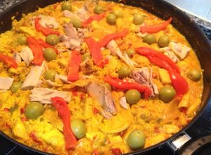 Una foto de Paella con pollo y rape