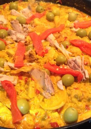 Una foto de Paella con pollo y rape