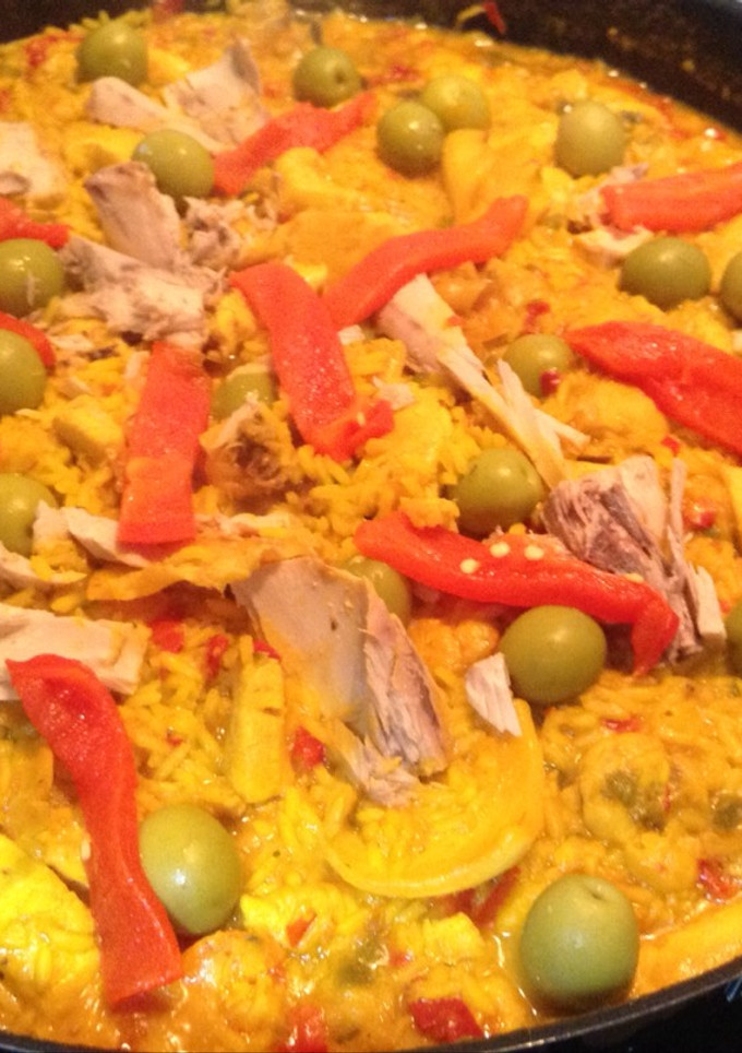 Una foto de Paella con pollo y rape