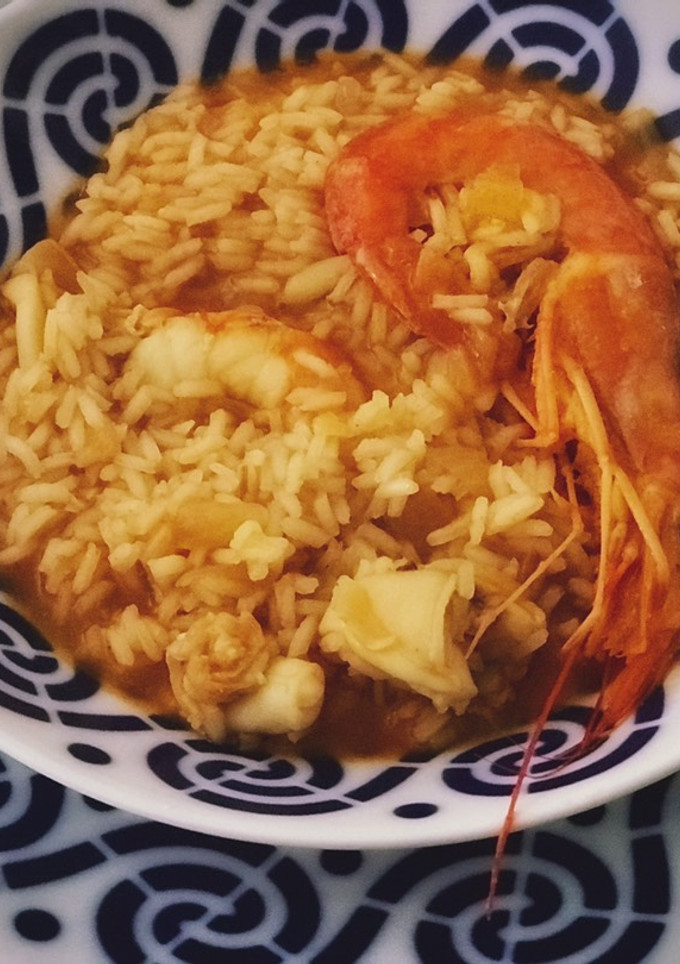 Una foto de Arroz caldoso con langostinos y calamares