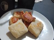 Una foto de scones con aceite