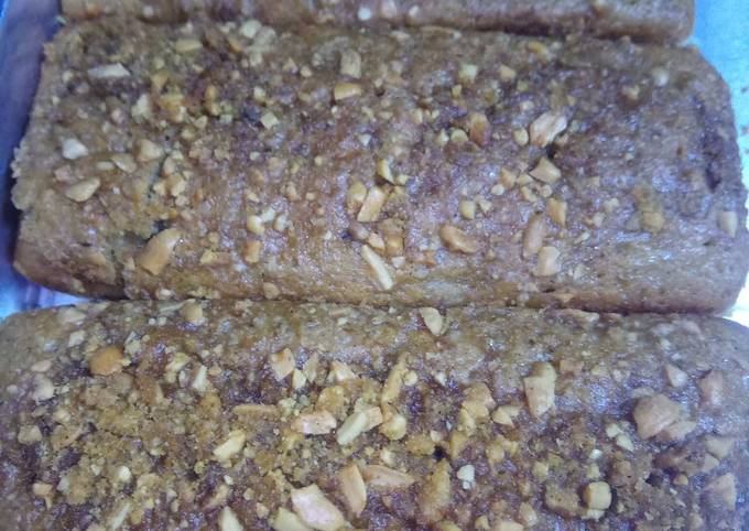 MOIST BANANA CAKE with STREUSEL TOPPING