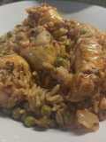 Guisado de pollo, arroz y arvejas