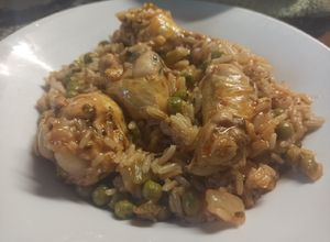 Una foto de Guisado de pollo, arroz y arvejas