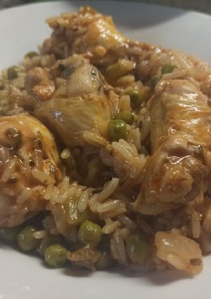 Una foto de Guisado de pollo, arroz y arvejas
