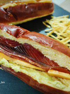 Una foto de Brioche de mojama con caqui y aguacate