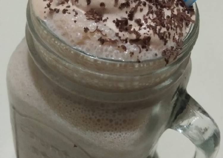 Simple Way to Prepare Super Quick Homemade Chocolate Banana Smoothie