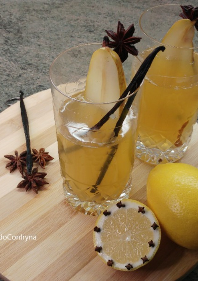 Una foto de Glintwein o Glühwein de vino blanco