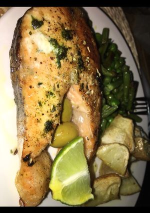 صورة لوصفة سمك السلمون في القلاية الهوائية 🍣