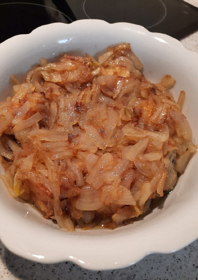 Una foto de Bacalao con cebolla caramelizada