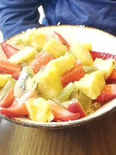 Una foto de Bowl de yogurt, granola, fruta y miel