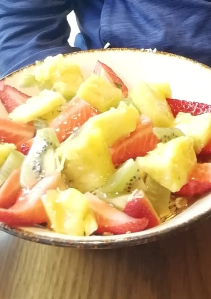 Una foto de Bowl de yogurt, granola, fruta y miel