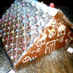 A picture of Gingerbread house.
