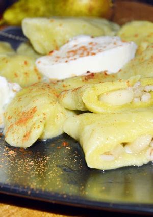 Zdjęcie przepisu Awokadowe pierogi z pęczakiem i gruszką.