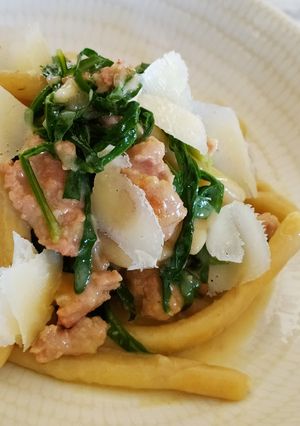 Foto di Maccheroni al ferretto con salsiccia grana e rucola