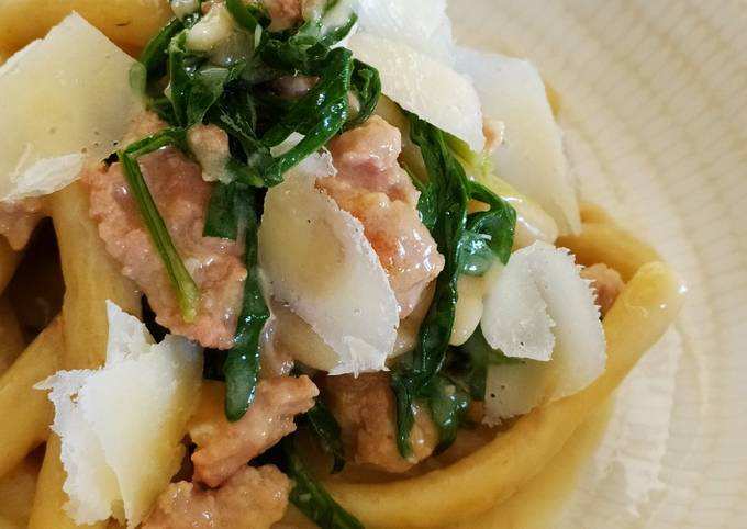 Passaggi a Fai Fatto in casa Maccheroni al ferretto con salsiccia grana e rucola