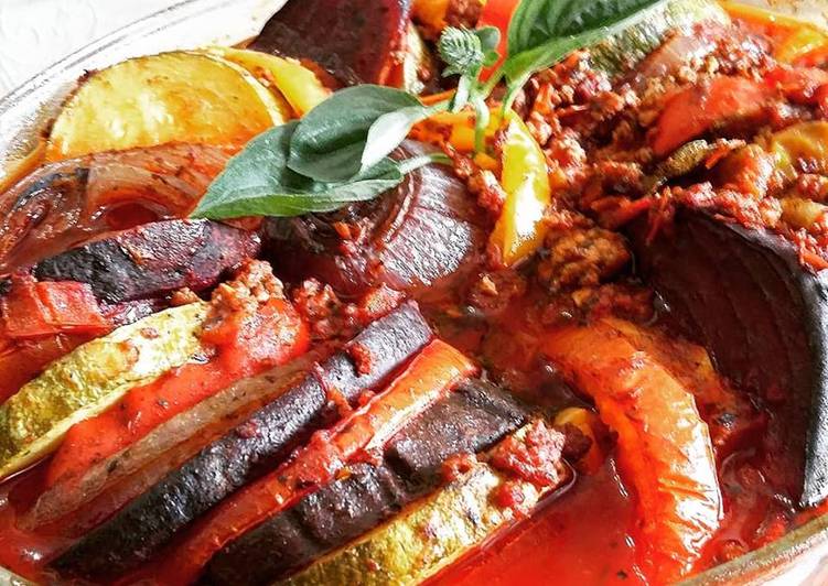 Ratatouille com molho de carne e Manjericão - Tudogosreceitas