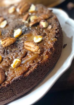 Une photo de Gâteau renversé aux bananes et aux poires caramélisées avec la farine de blé