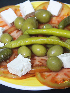 Una foto de Ensalada de lonchas de tomate con queso