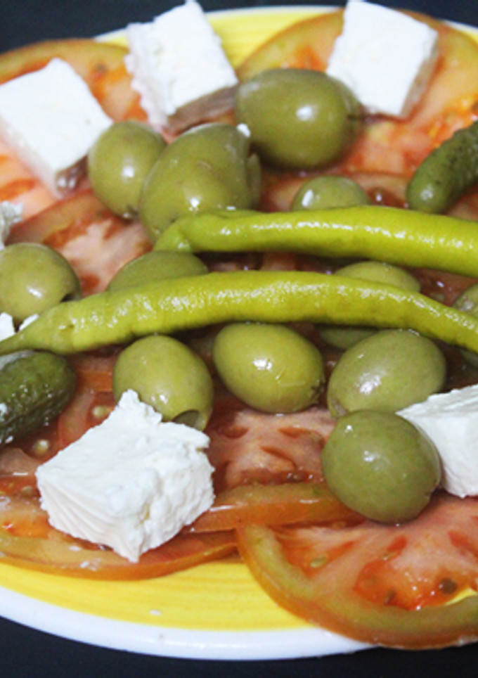 Una foto de Ensalada de lonchas de tomate con queso
