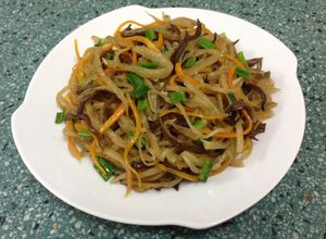 Hình của món Củ cải (xá bấu) sợi xào nấm mèo chay.