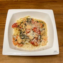 A picture of Spaghetti with Chicken Tomato and Spinach.