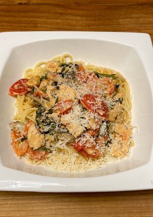 A picture of Spaghetti with Chicken Tomato and Spinach.