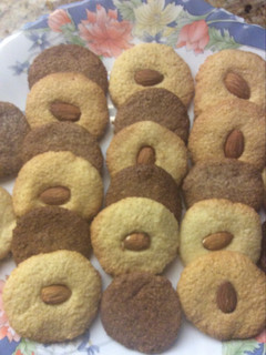 Una foto de Galletas de coco con chocolate y almendras
