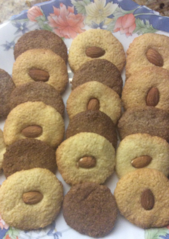 Una foto de Galletas de coco con chocolate y almendras