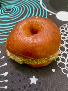 Una foto de Donuts con chocolate blanco, pistacho y frutos rojos