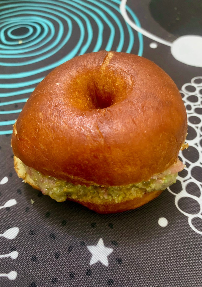 Una foto de Donuts con chocolate blanco, pistacho y frutos rojos