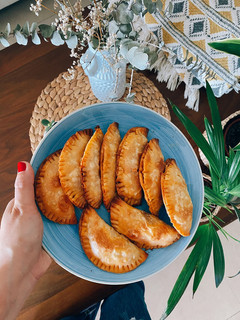 Una foto de Empanadillas de calabacín, atún y tomate al horno