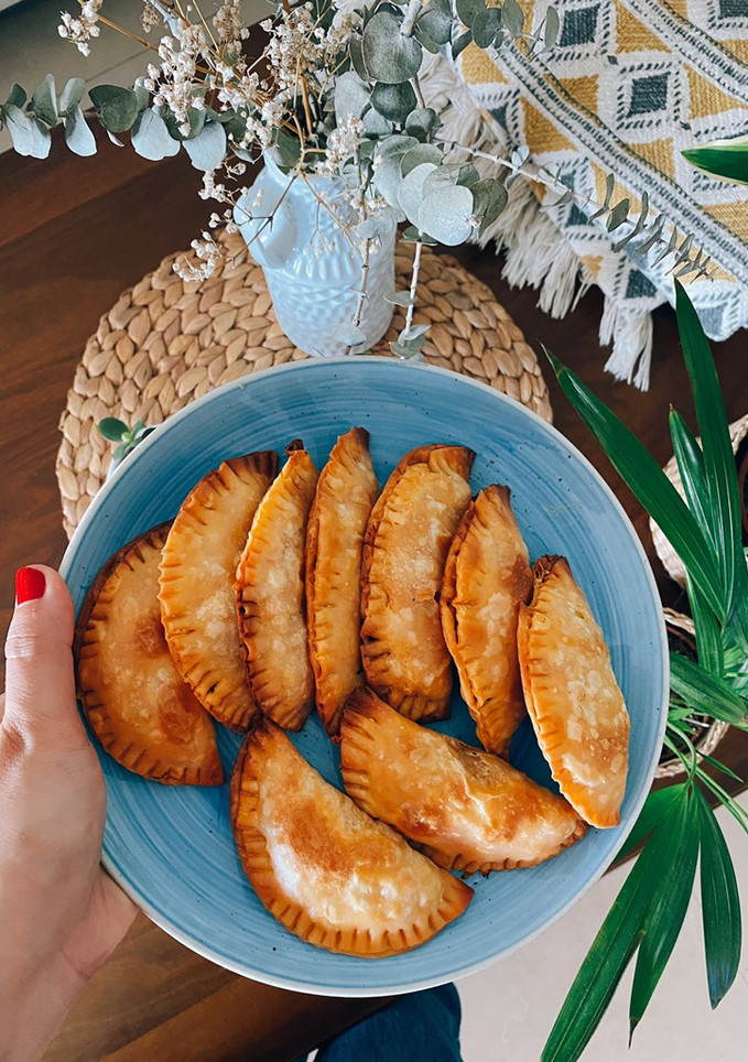 Una foto de Empanadillas de calabacín, atún y tomate al horno