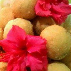 A picture of Besan dry fruits laddu.