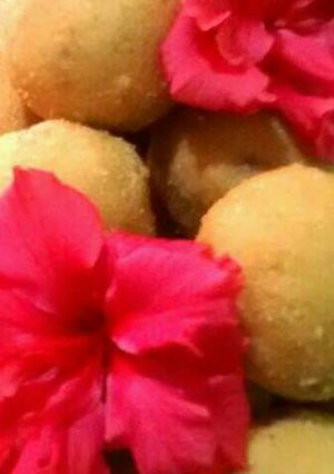 A picture of Besan dry fruits laddu.