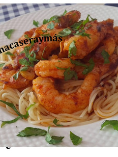 Una foto de Pasta con langostinos al pil pil