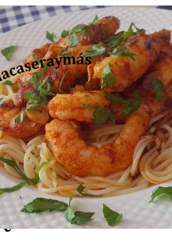 Una foto de Pasta con langostinos al pil pil