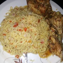 A picture of Noddle's with chicken.