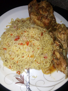 A picture of Noddle's with chicken.