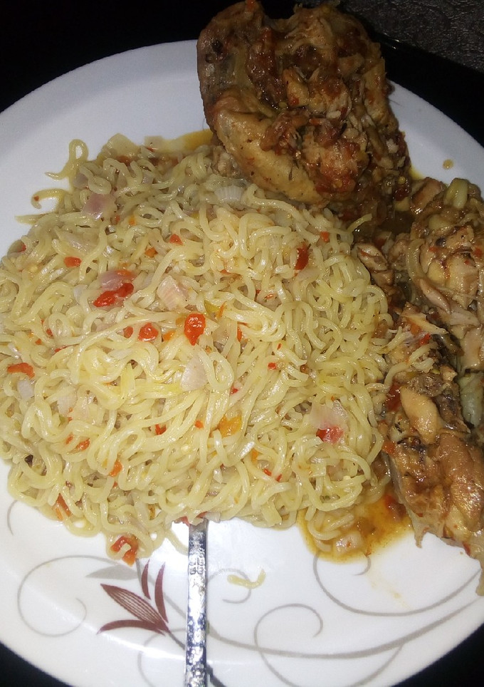 A picture of Noddle's with chicken.