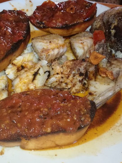 Una foto de Dorada a la brasa c/refrito de ajos y 🍅 cherry escalibados