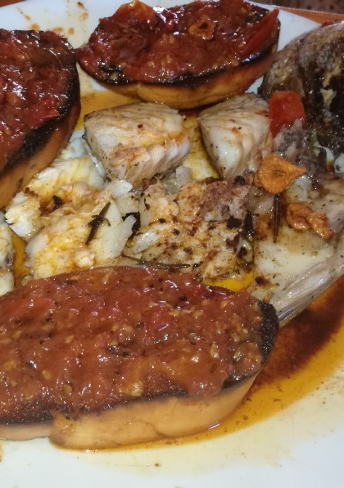 Una foto de Dorada a la brasa c/refrito de ajos y 🍅 cherry escalibados