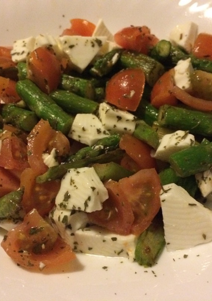 Una foto de Espárragos con queso y cherrys